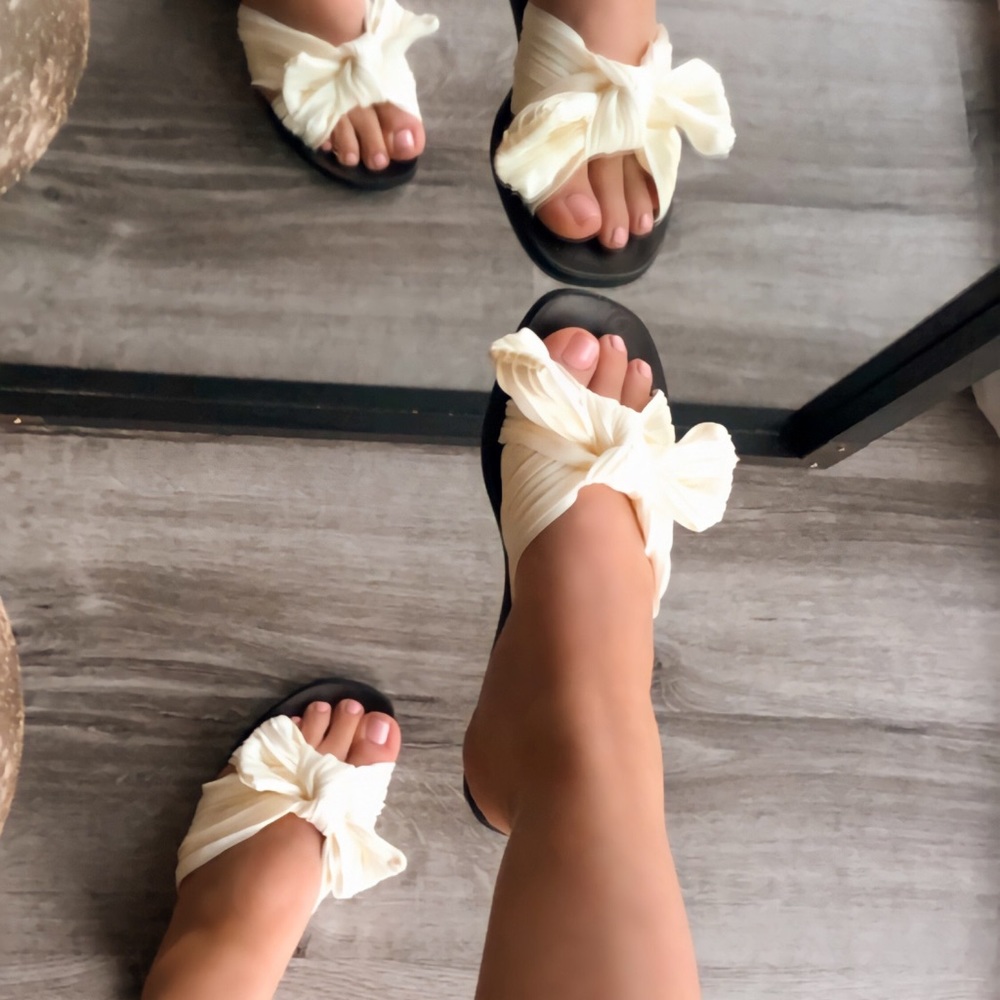 Daisy bow sandal 🤍